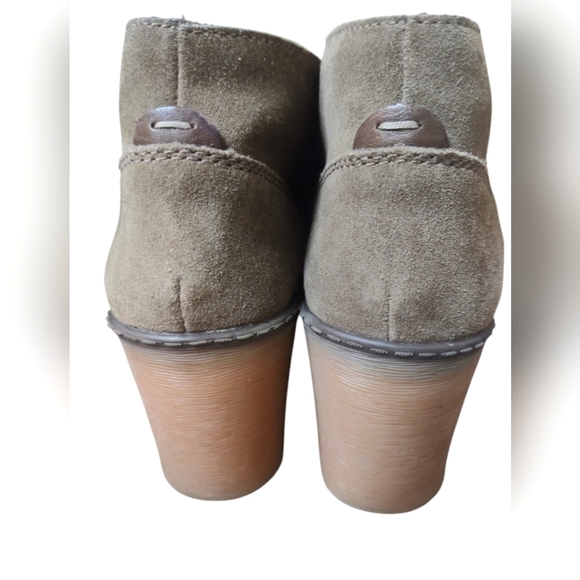 NWOB Clarks Wedge Gray Suede Boots 7.5 - Picture 3 of 5